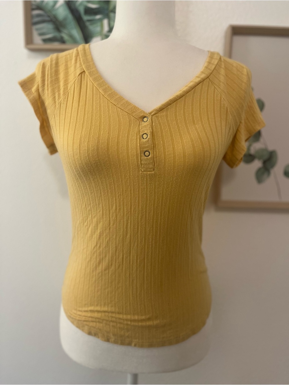 Fitted Short-Sleeve Ribbed Button-Front Top - Yellow